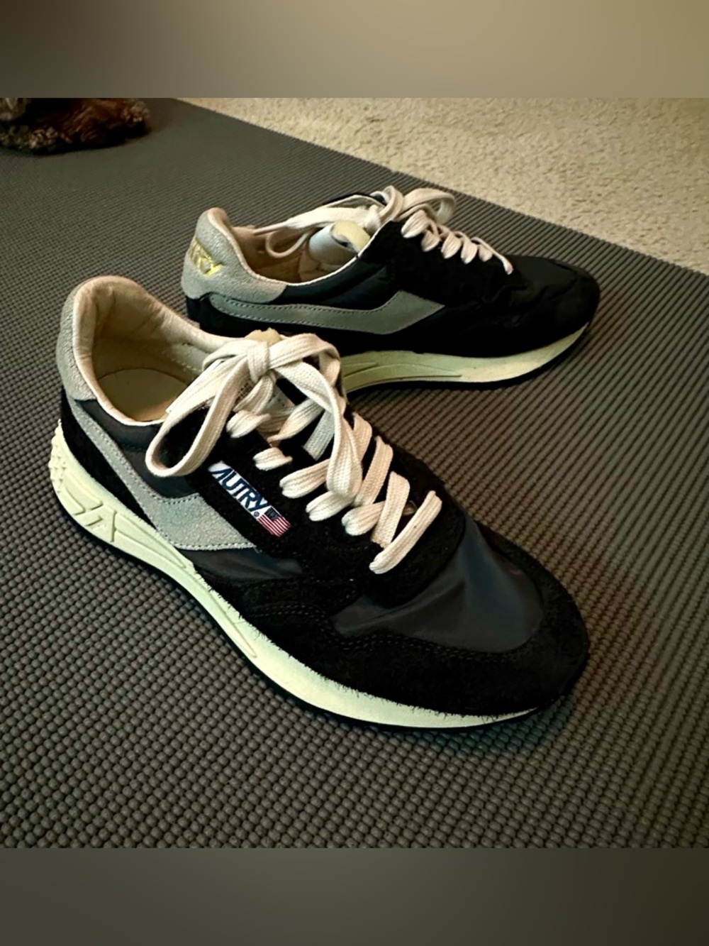AUTRY. Actual size 8, but says size 9.